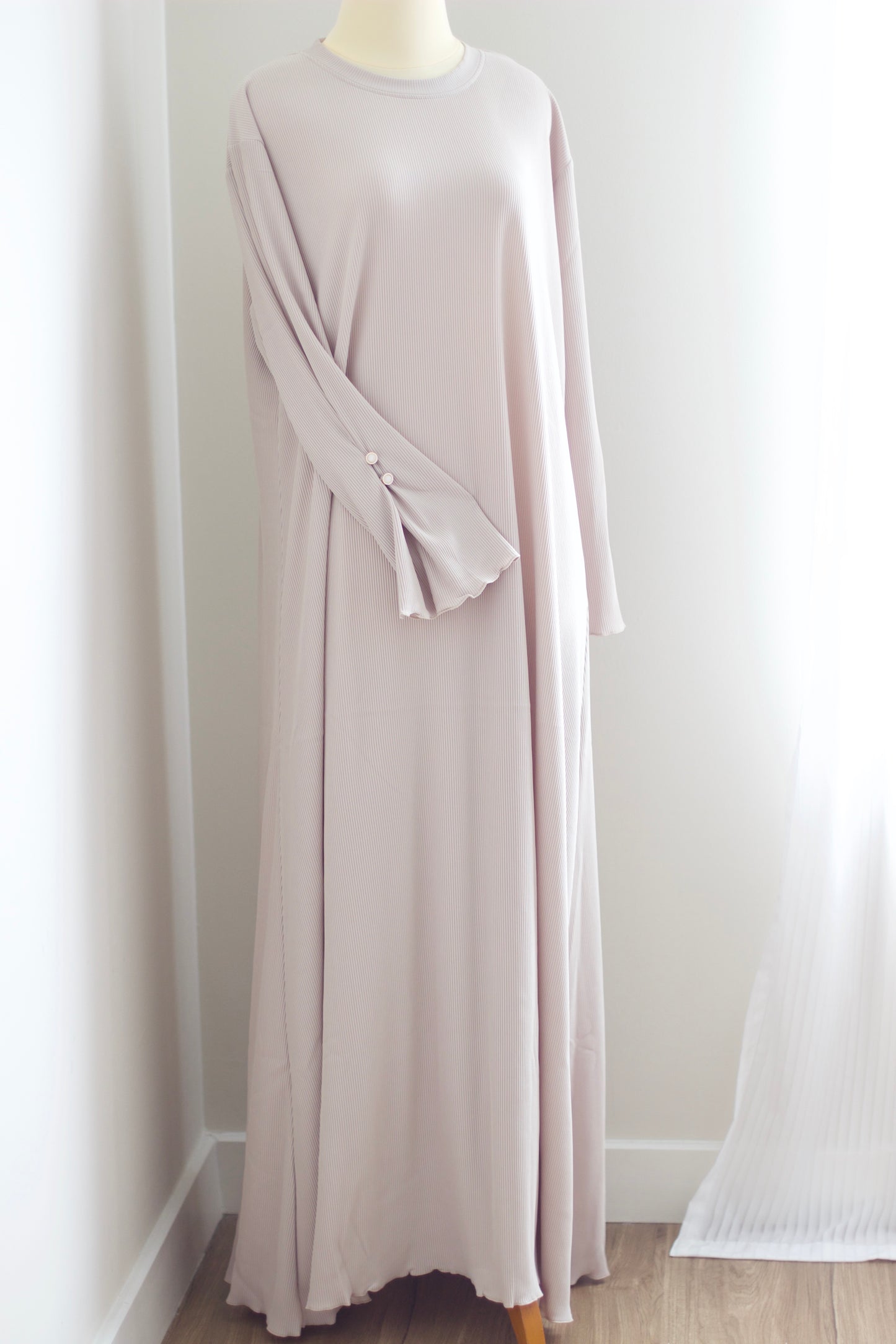 Pleated button sleeve abaya