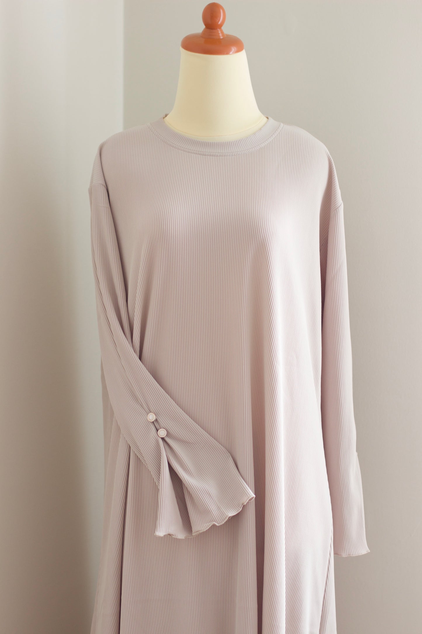 Pleated button sleeve abaya