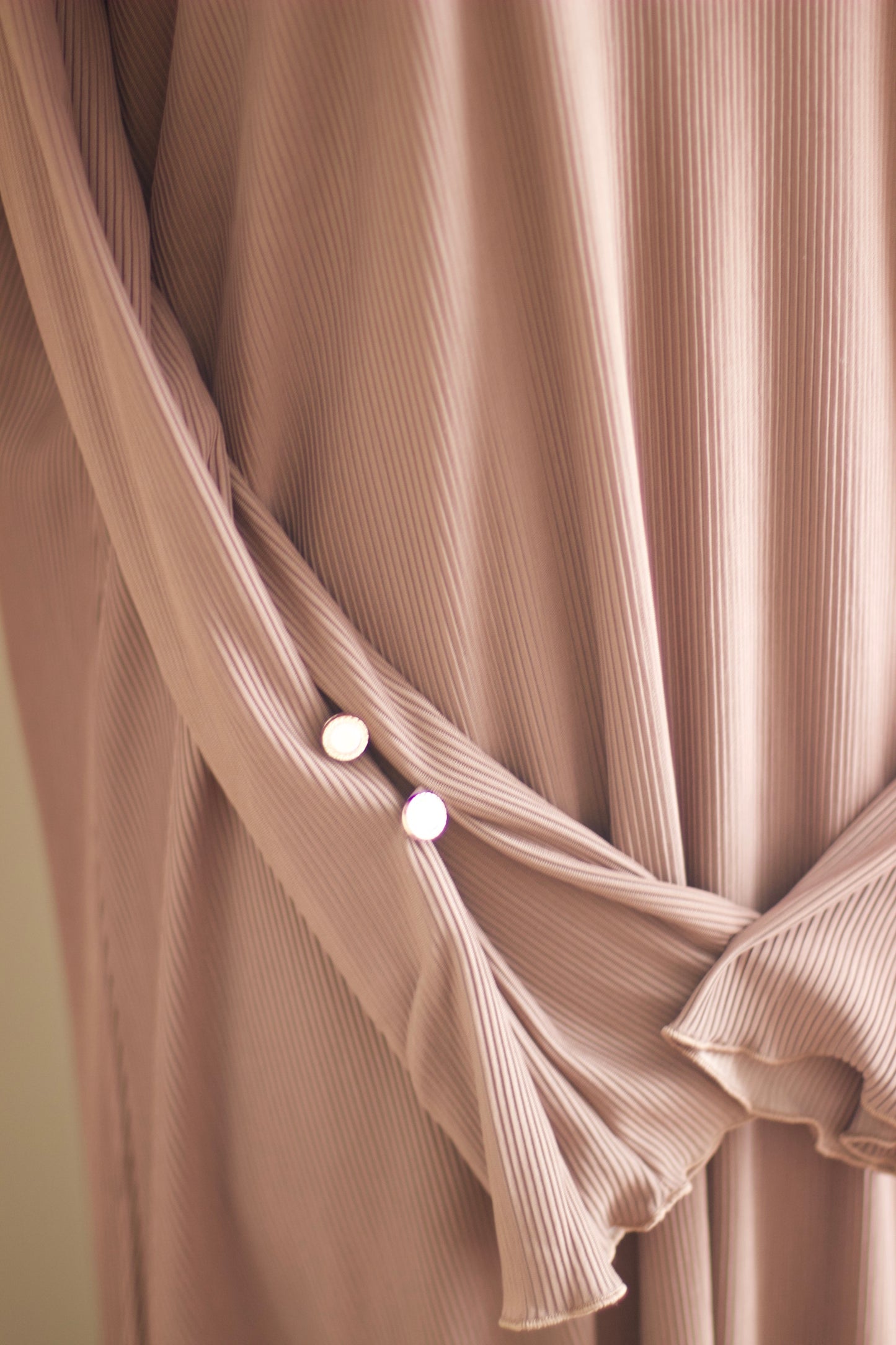 Pleated button sleeve abaya