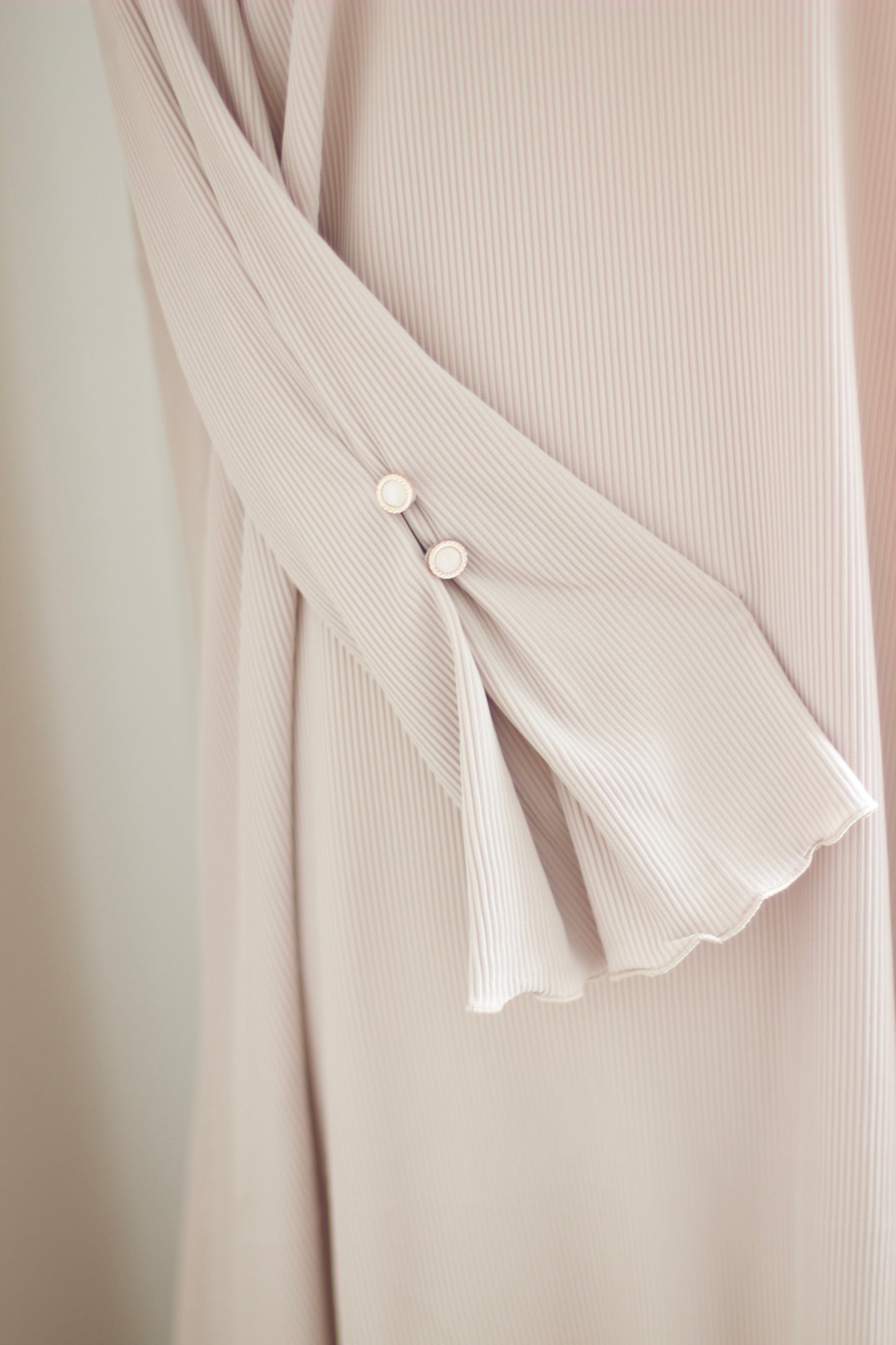 Pleated button sleeve abaya