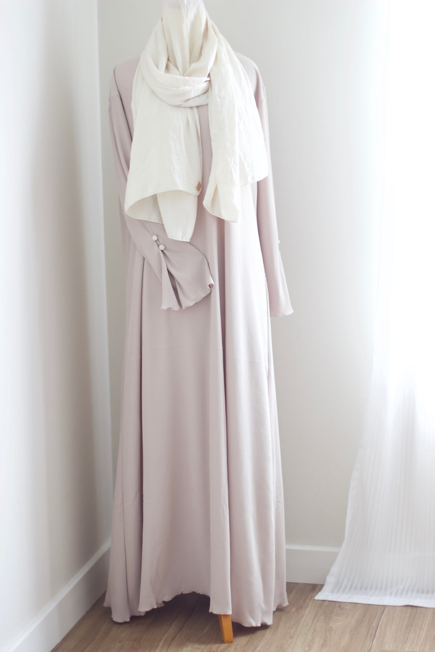 Pleated button sleeve abaya