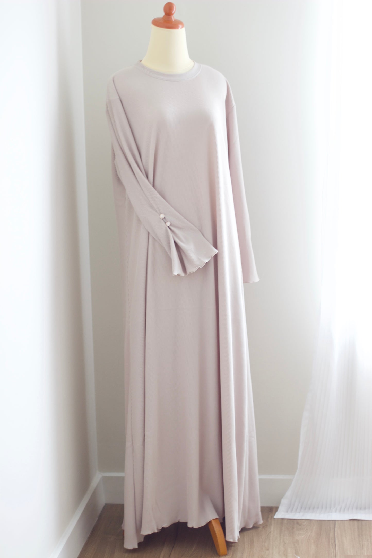 Pleated button sleeve abaya