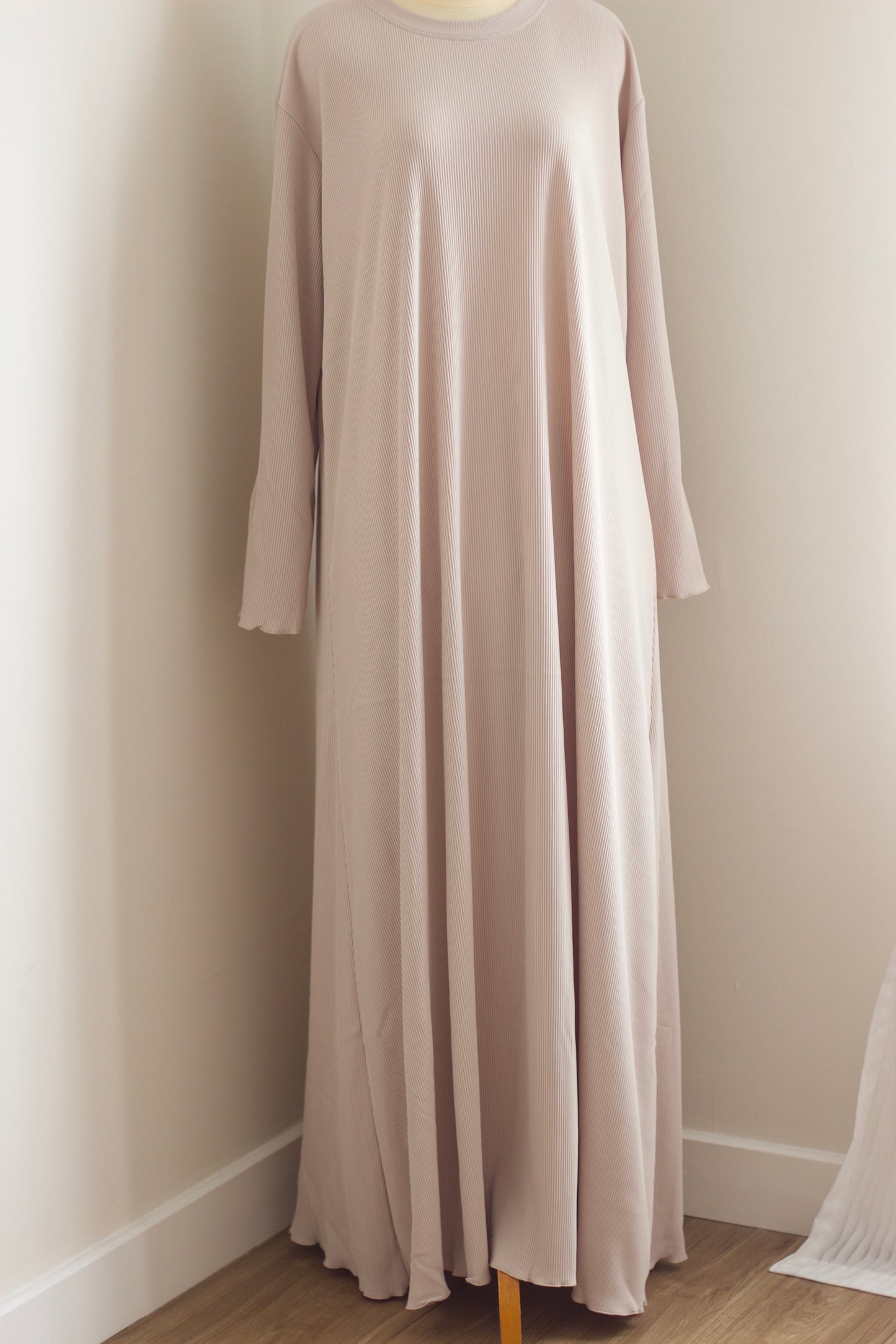 Pleated button sleeve abaya